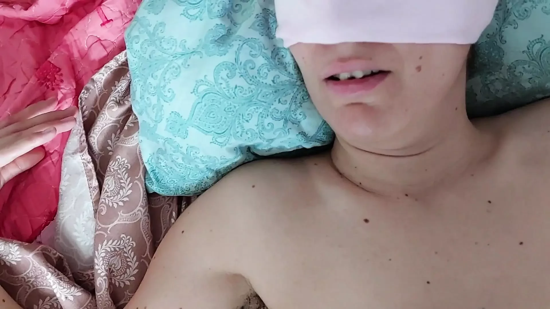 Verrücktes Amateurpaar im Schlafzimmer. Heißes Vorspiel mit dem Partner, Ölmassage auf dem Körper.