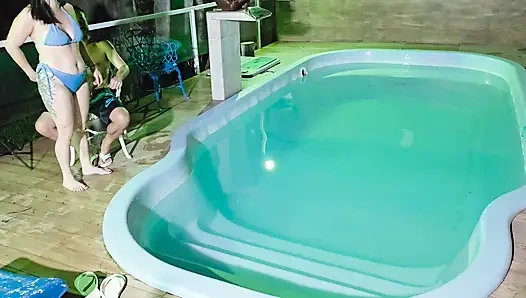 Flagra! Von Zwei Brünetten Beim Masturbieren Im Öffentlichen Pool Der Eigentumswohnung Erwischt