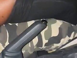 Un chauffeur indien baise une saoudienne dans la voiture et lui dit de lui jeter sa bite dans son gros cul
