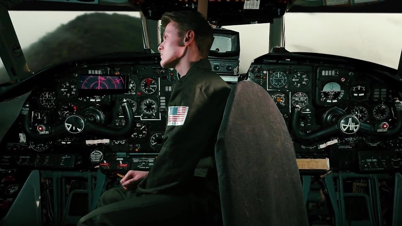 Пилотът на самолет е разсеян за горещ секс