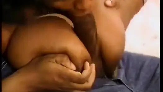 Zenci iri güzel kadın büyük sulu göğüsleriyle yarak emiyor ve memelerini sikiyor