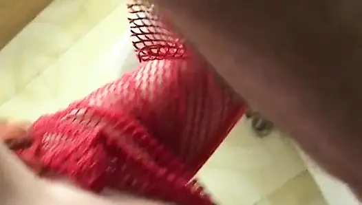 Cewek dewasa rambut merah nyepong kontol enak di kamar mandi