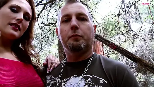 Pelacur panas berteriak dalam kenikmatan saat kontol besar mengebor memeknya yang sempit