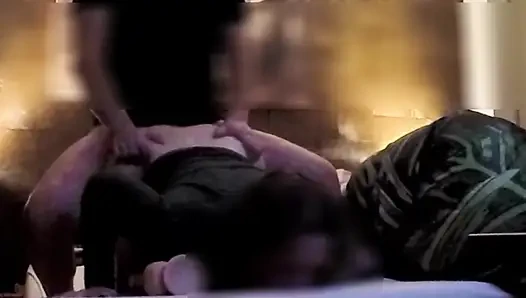 Uda orta yaşlı seksi kadın porno izlerken arkadaşı tarafından sikiliyor