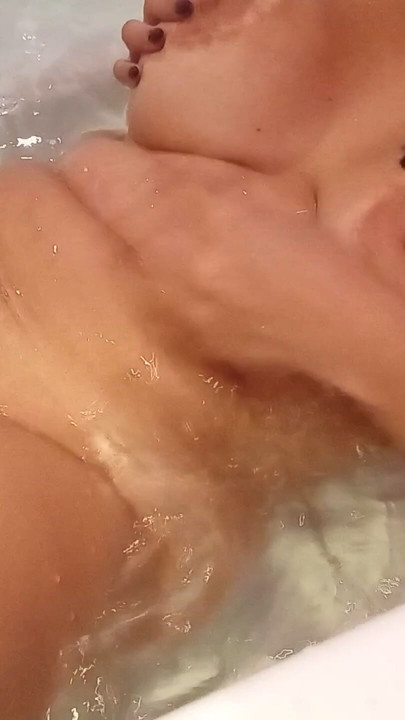 I masturbate in the jacuzzi, letting all the water enter my pussy and my ass, and I have a really good orgasm. | Clip 2
