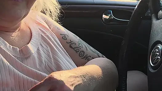 Di depan umum, cewek seksi ini ngasih kamu ketauan untukmu