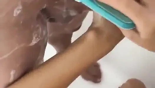 Banyoda yarak tıraşı - boşalmamaya çalış