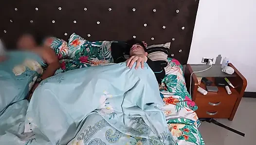 Stiefmutters geheimer creampie-komfort im bett bei ehemann