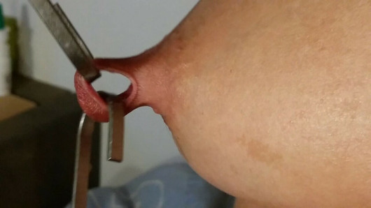 Nippleringlover - geile milf die tepelpiercings met haken van dichtbij uitrekt tot 17 mm