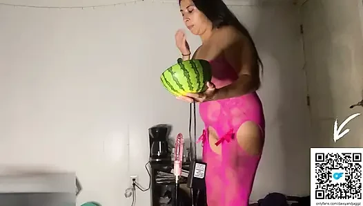 Hotwife Latina Nakal yang Pussy-nya Diregangkan