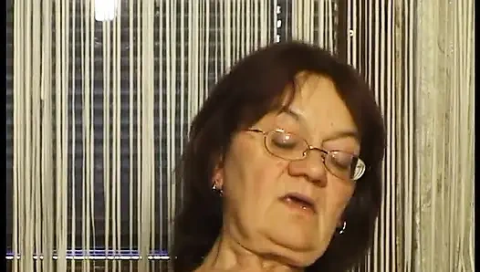 Spex nenek pakai stoking dientot dan dicrot di muka