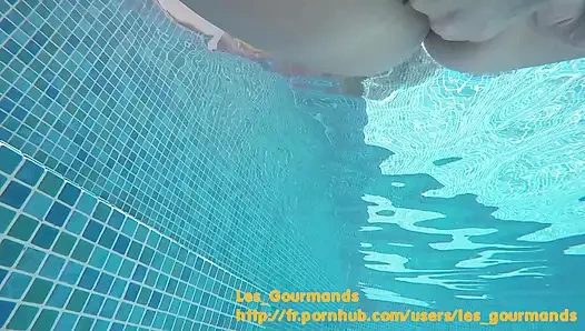 Ficken im Pool in Griechenland, mit Rambone-Dildo und großem Spermashot