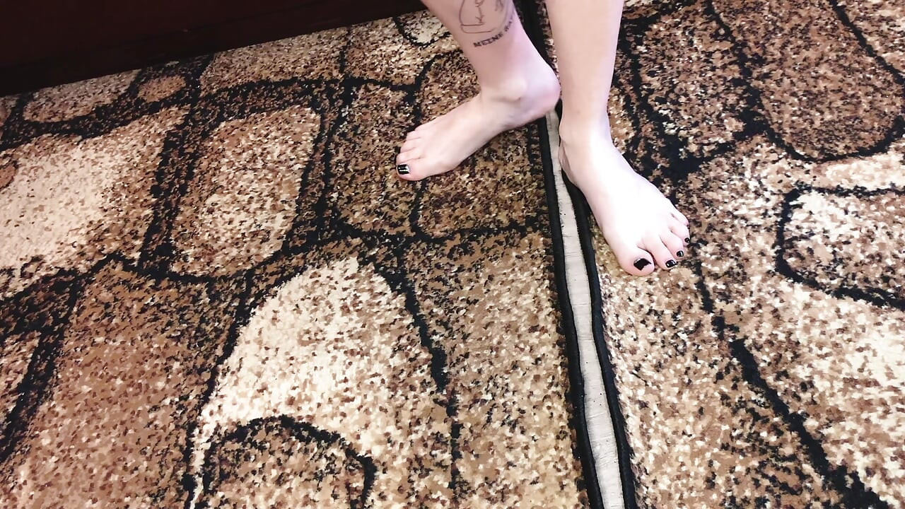 Chân tôn sùng giày thể thao vớ và chân trần / sfw