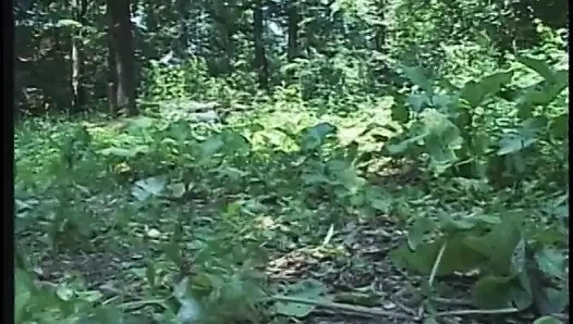 Зрелая брюнетка с большими сиськами трахается на улице