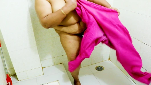aunty bathing saban dea gosol desi bathroom