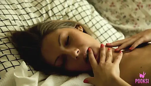 Roxana si gadis remaja dengan toket kencang lagi asik muasin memeknya pakai vibrator sampai muncrat