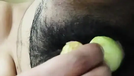 Возбужденная девушка дези мастурбирует дилдо