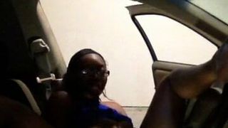 Ebony twerking v autě