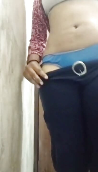 내 친구 누사라가 내 욕실에서 옷을 벗고 MMS 영상을 찍다