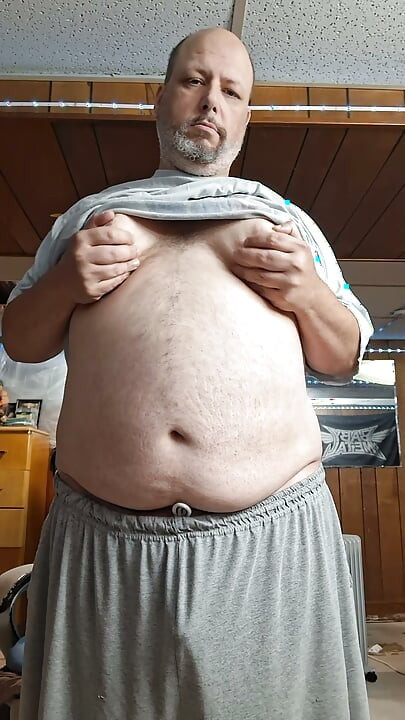 رجل بدين يقف ويقذف