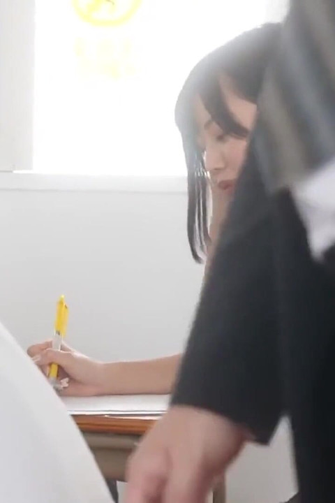 超级可爱的饥渴女大学生喜欢和不同的男人做爱. 第1部分