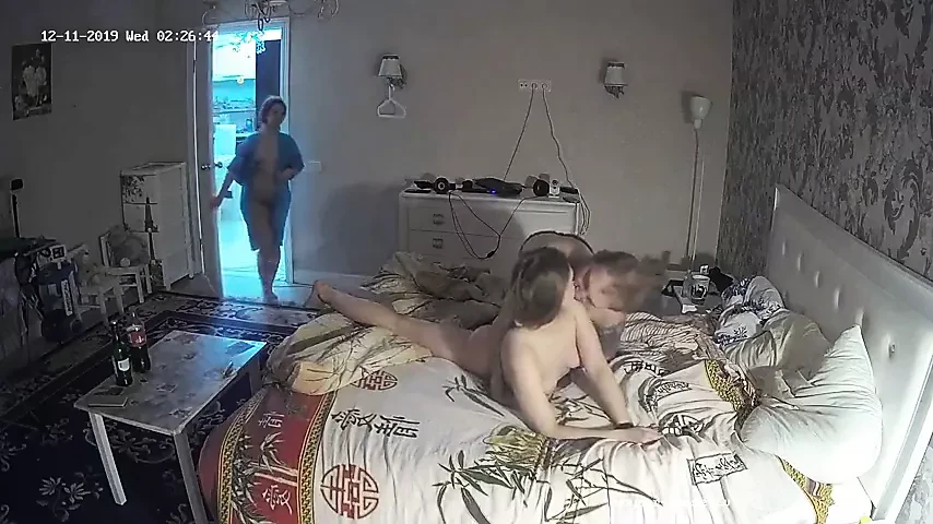 Namorada assiste casal foder em todas as posições possíveis