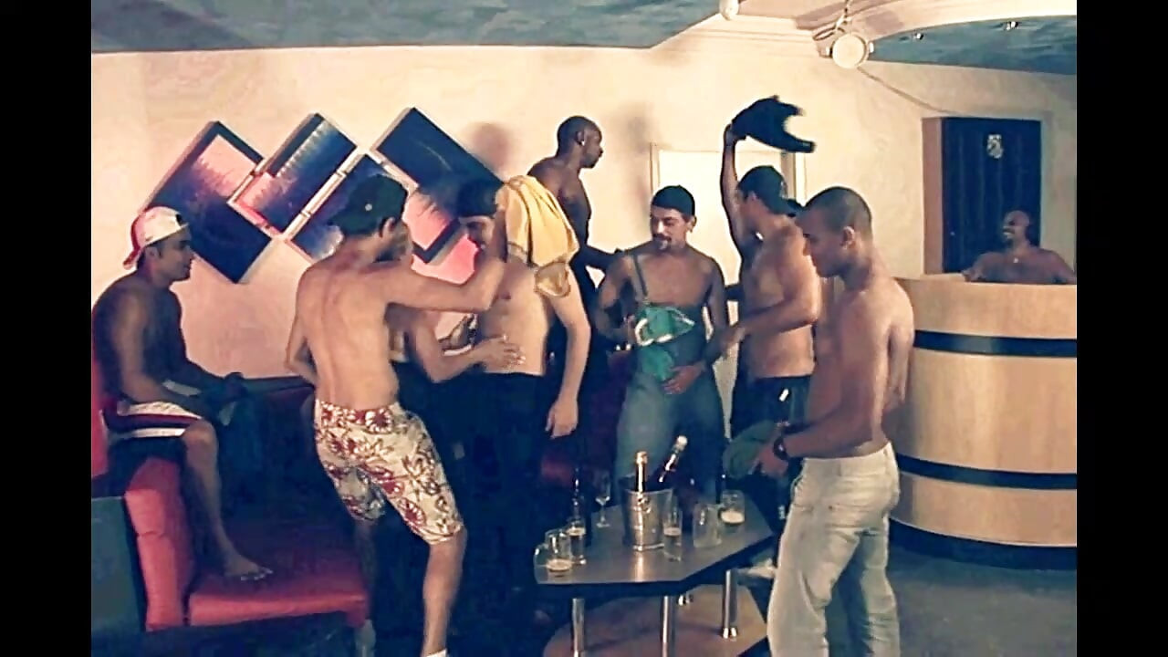 Gangbang per una troia anziana che viene sborrata sulle tette da grossi cazzi