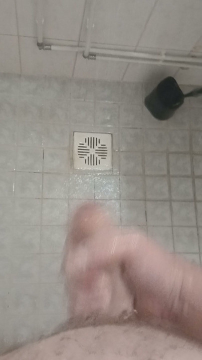 Xander masturbating his big cock in the shower and cums!
