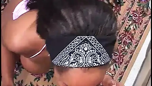 Pantat bahenol cewek semok kulit hitam ini dientot habis-habisan sama kontol raksasa pria kulit hitam