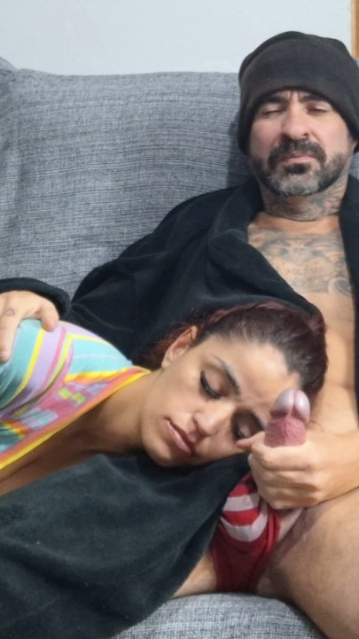 Maćeha leži na koljenima svog pastorka i olakšava svršavanje unutra! | Isječak 1