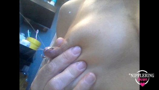 Nippleringlover - milf grávida com tesão, peitos grandes e mamilos perfurados esguichando muito leite em um espelho