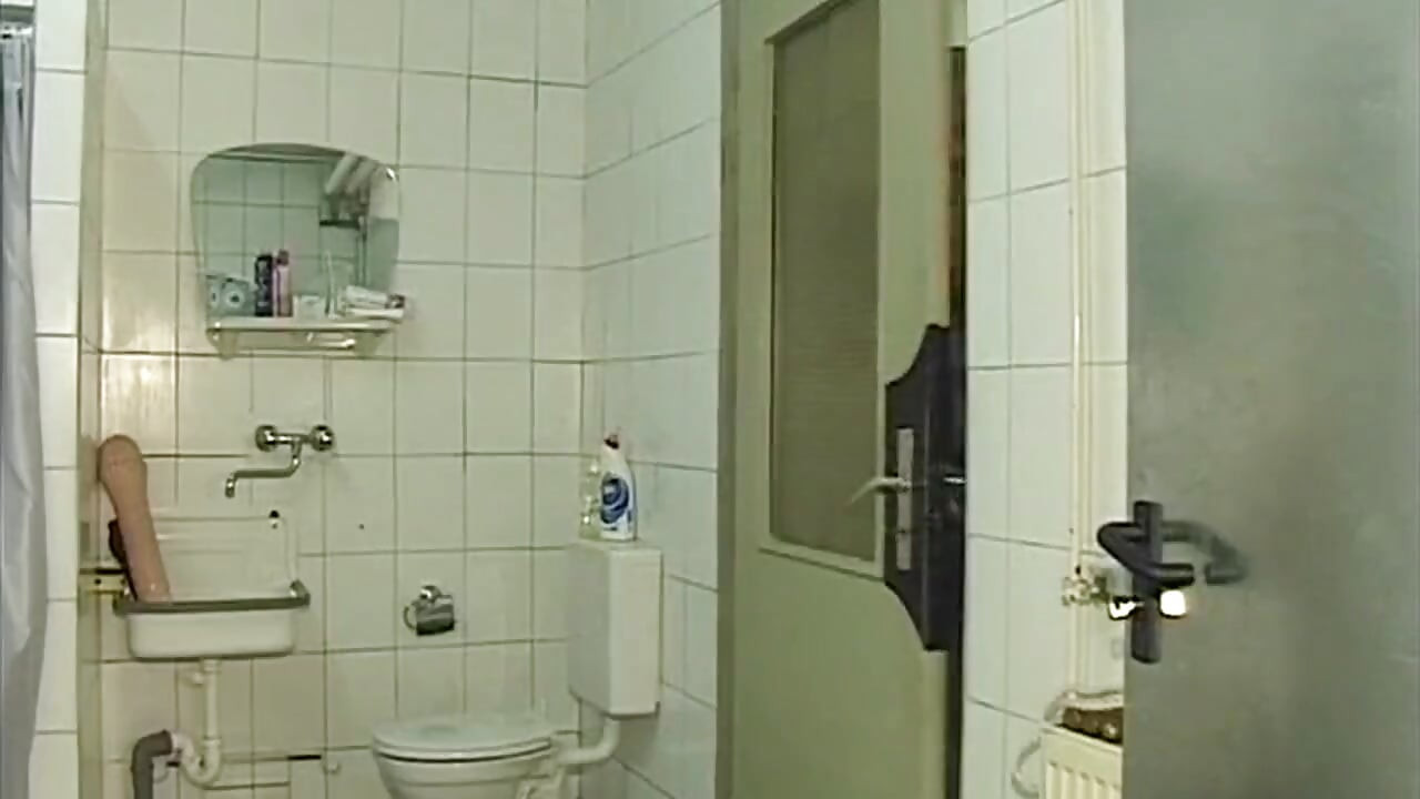 鎖につながれた成熟した赤毛が二人の幸運な男を乾かす
