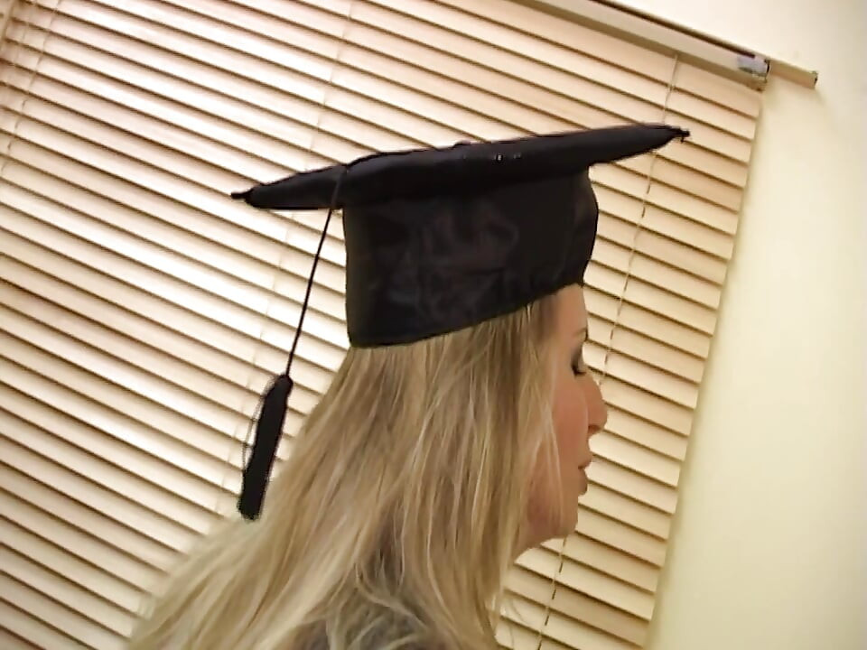 Scenă sexy de facultate - 3_gorgeous studentă blondă țâțoasă și cu forme se bucură de pula mare a profesorului ei