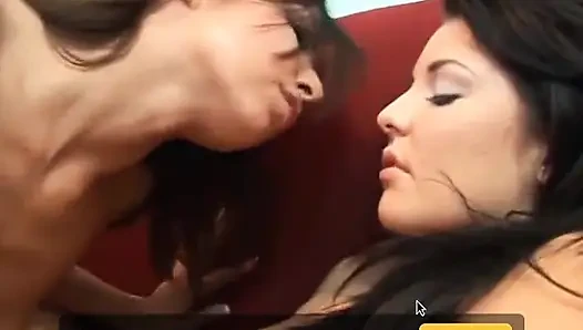 Güzel esmer lezbiyen kızlar amcık yemeyi seviyor