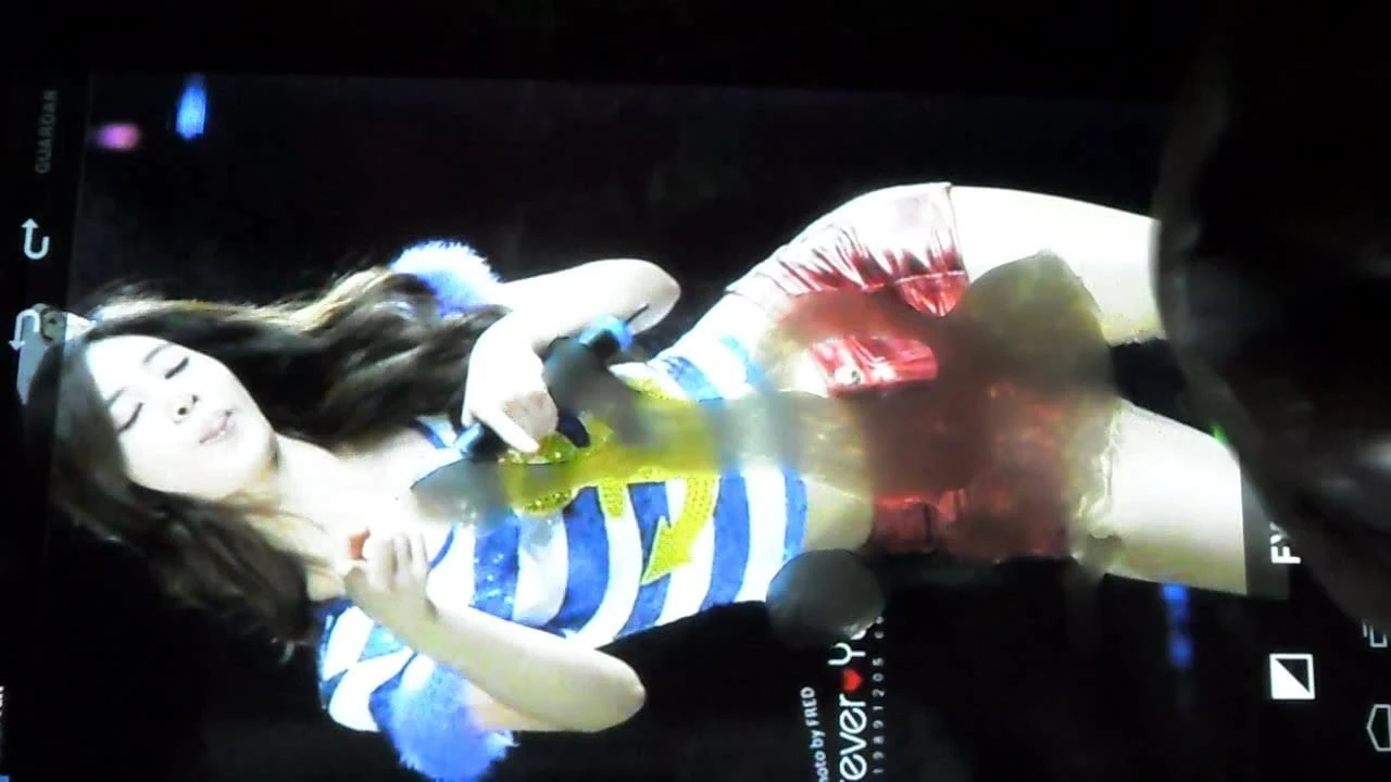 Yuri kwon (snsd) shorts vermelhos porra homenagem
