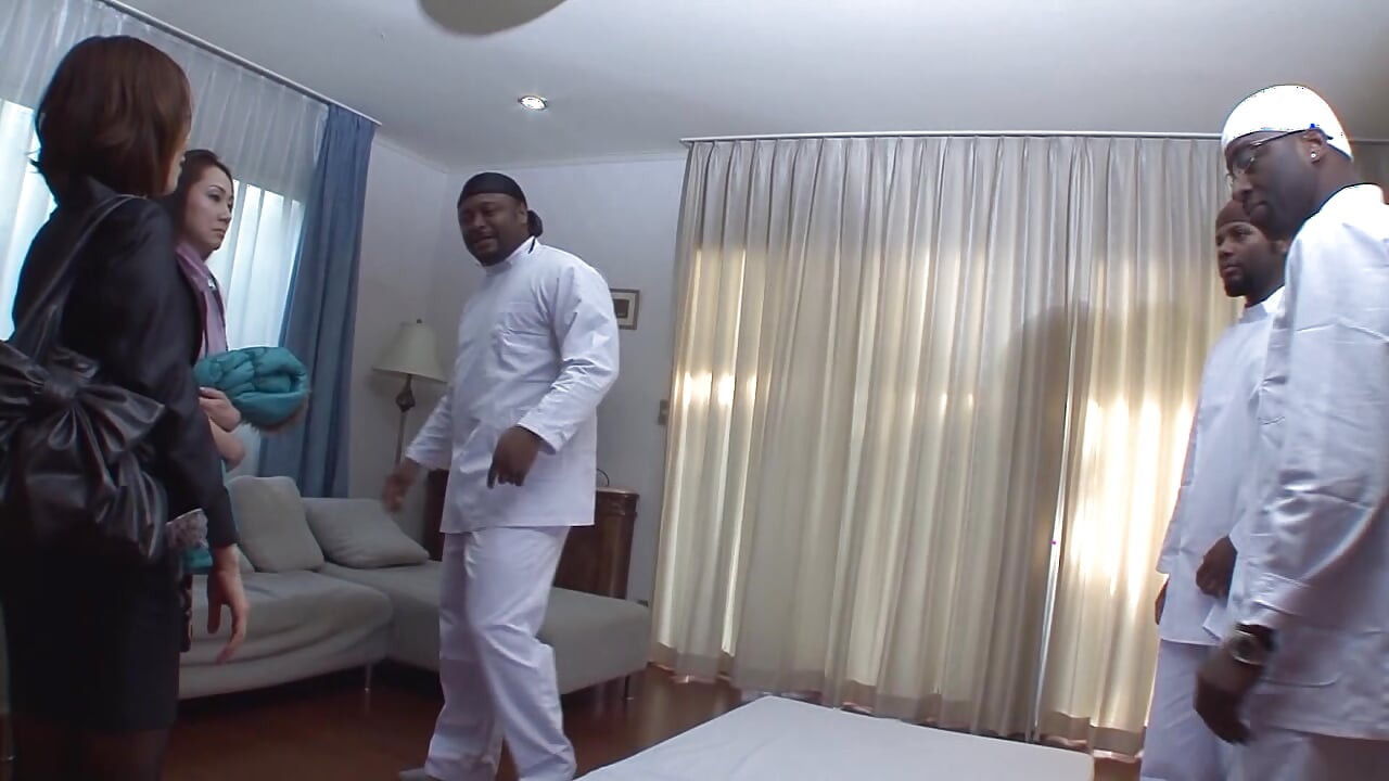 A179F03 Authentic Black Esthetician Picking Up!? A Celebrity Wife Goes Crazy with a Big Black Man!!
