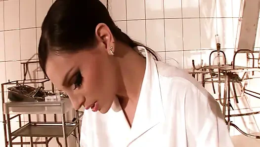 Permainan lesbian dengan kosin lateks yang liar!