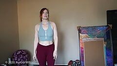 Sexy milfka dělá jógu v sexy červených kalhotách na jógu