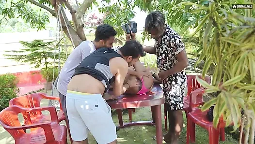 Hintli erkekler seksi Hintli kızla uluslararası tarzda grup seks yapıyor (tam film)
