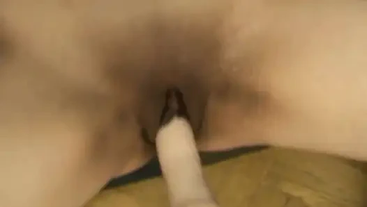 Mesin seks ini muasin memeknya pakai benda ekstrem