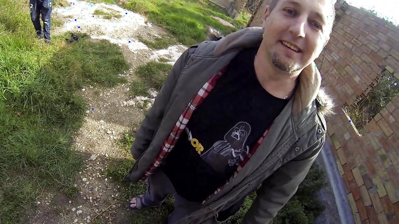 The huge cock of a muscly and tatooed guy breaks the pussy of a sweet blonde