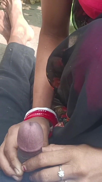 Indiansoni Bhabhi sama kod kuće, a onda je odlučila seks na otvorenom s Bhabhi i svršiti u puna usta Hindi Bhabhi seks videi | Isječak 1