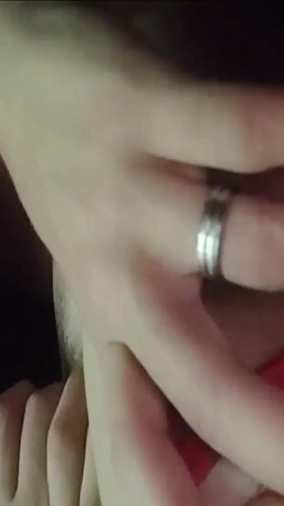 当女友等他的时候，我在她家前吞下他的精液 | 短片 1