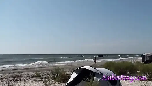 Sürtük orta yaşlı seksi kadın ortak bir plajda yarak emiyor.