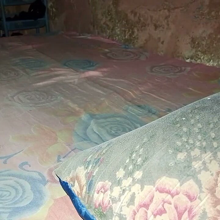 Nagyon jól szórakozik egy rusztikus szobában