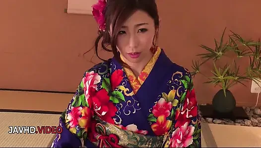 Ayumi shinoda sizzles dengan kimono lagi asik nyepong kontol sampai dicrot di depan kamera