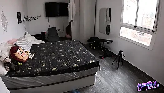 Arkadaşımın odasına gidiyorum ve anal dölüne boşalana kadar onu sikiyorum.