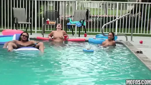 Real Slut Party - si seksi sunni mayweather & bridgete mengubah pesta kolam renang menjadi 4some hardcore liar