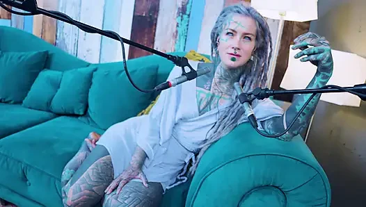 Aku bicara tentang L - LOVE - ASMR podcast SFW berbicara tentang gadis gothic bertato rambut gimbal