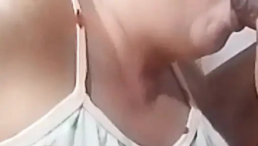 Sikimi o kadar zevkle emiyor ki harika bir enayi hissediyorum